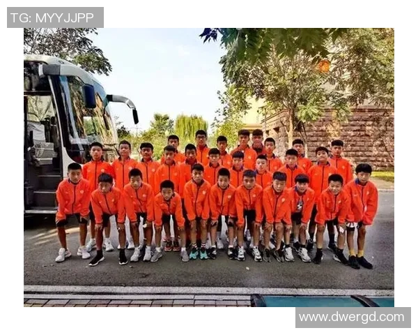 足球巨星亲自带领儿子训练揭秘父爱与技艺并行的成长之路 足球巨星亲自带领儿子训练揭秘父爱与技艺并行的成长之路